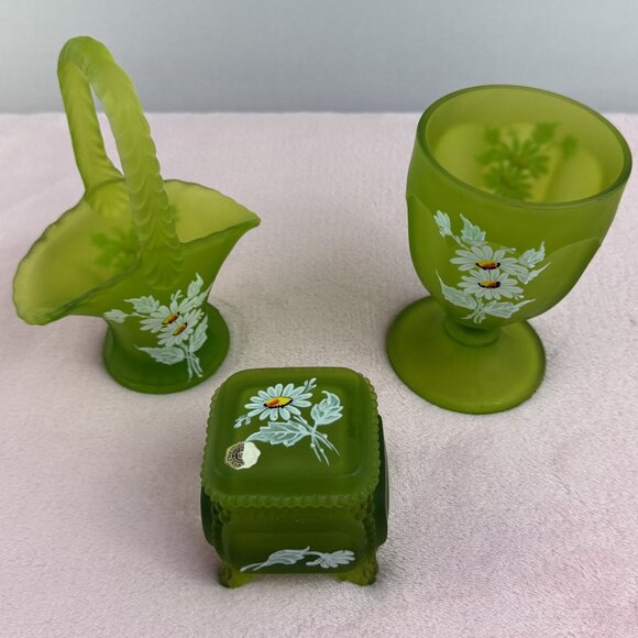 Westmoreland Green Satin Glass Trinket Box Vintage 1970 White Daisy Collectible - Picture 14 of 14